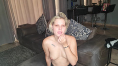 domslutfucker: Si blonde bertelanjang atas panas mempamerkan Cara Dia Mahu Lelaki...