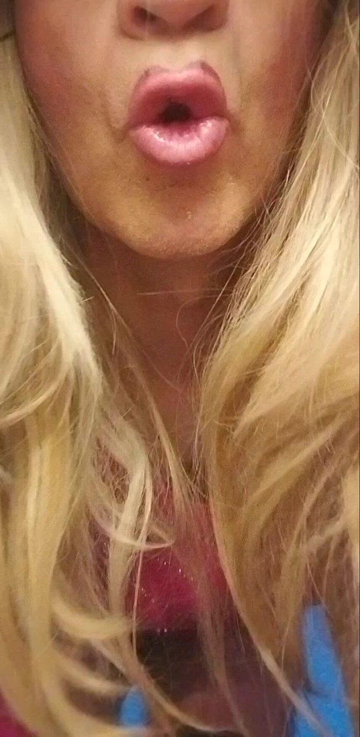 Cindy Belfast: Blond Sissy Gags för kuk