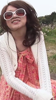 Perverzní japonská scéna 2_busty hnědovlasá Japonka šuká v domě na pláži a končí creampie