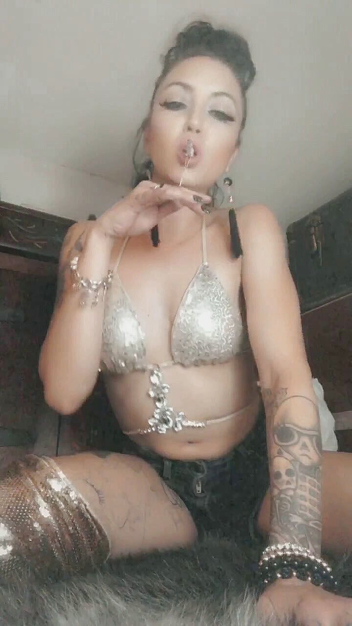 Hellizabeth Queen: धूम्रपान और चिढ़ाना