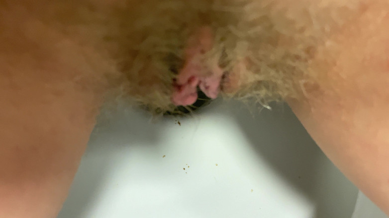 Hairy couple: Harig poesje plassen en per ongeluk scheten laten, zeer close-up...