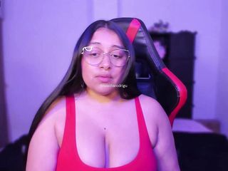 soysofiarodrigu: Aku lagi asik ngentot memek, toket besar dan pantat bahenolku