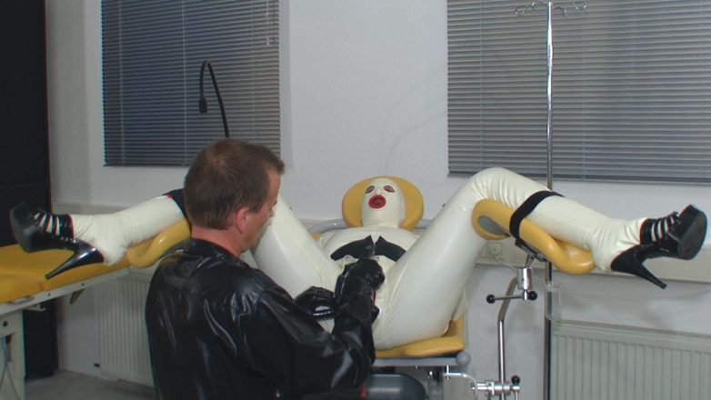 Rubber & Clinic Studio - 1ATOYS: Puta de goma en el gynchair parte 1