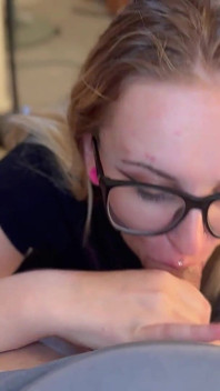 Ayla Vixen pijpbeurtaanbieding om tv-afstandsbediening neer te zetten