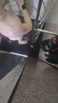 Hela kroppen fylld med vattenstrålar sensationell övre utsikt ånga skotsk dusch