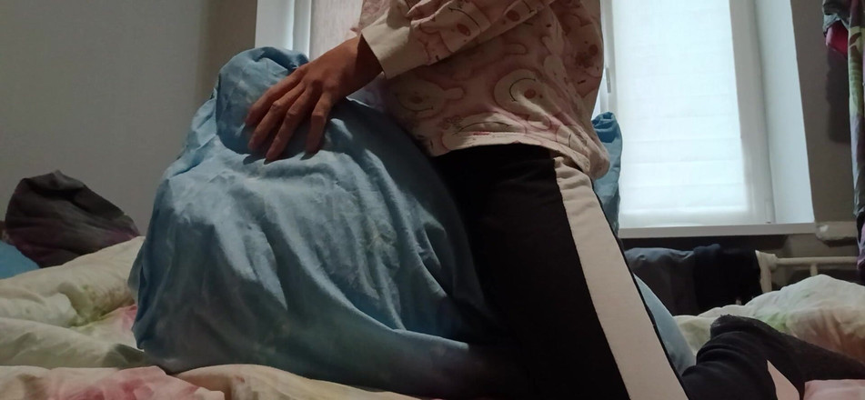 Lesbian-illusion: Chica super flaca frota su coño en una almohada y...