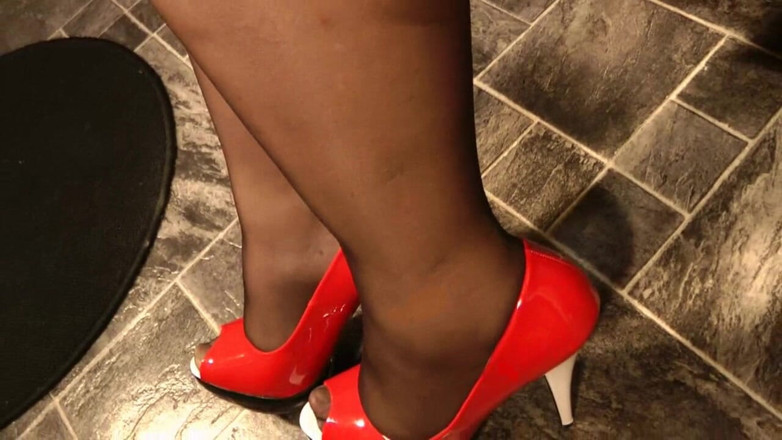 Anna Devot: Annadevot - Red - White - Black and 14 centimeters;-)