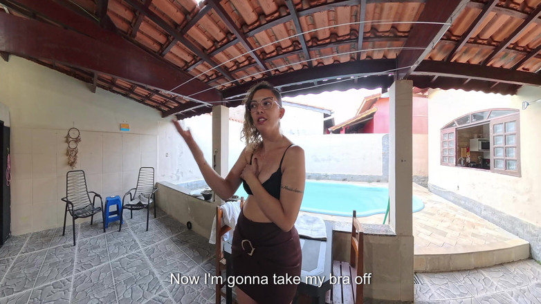 Victor SweetCoupleStories: Reporterița se dezbracă după ce a fost prinsă intrând într-o casă.