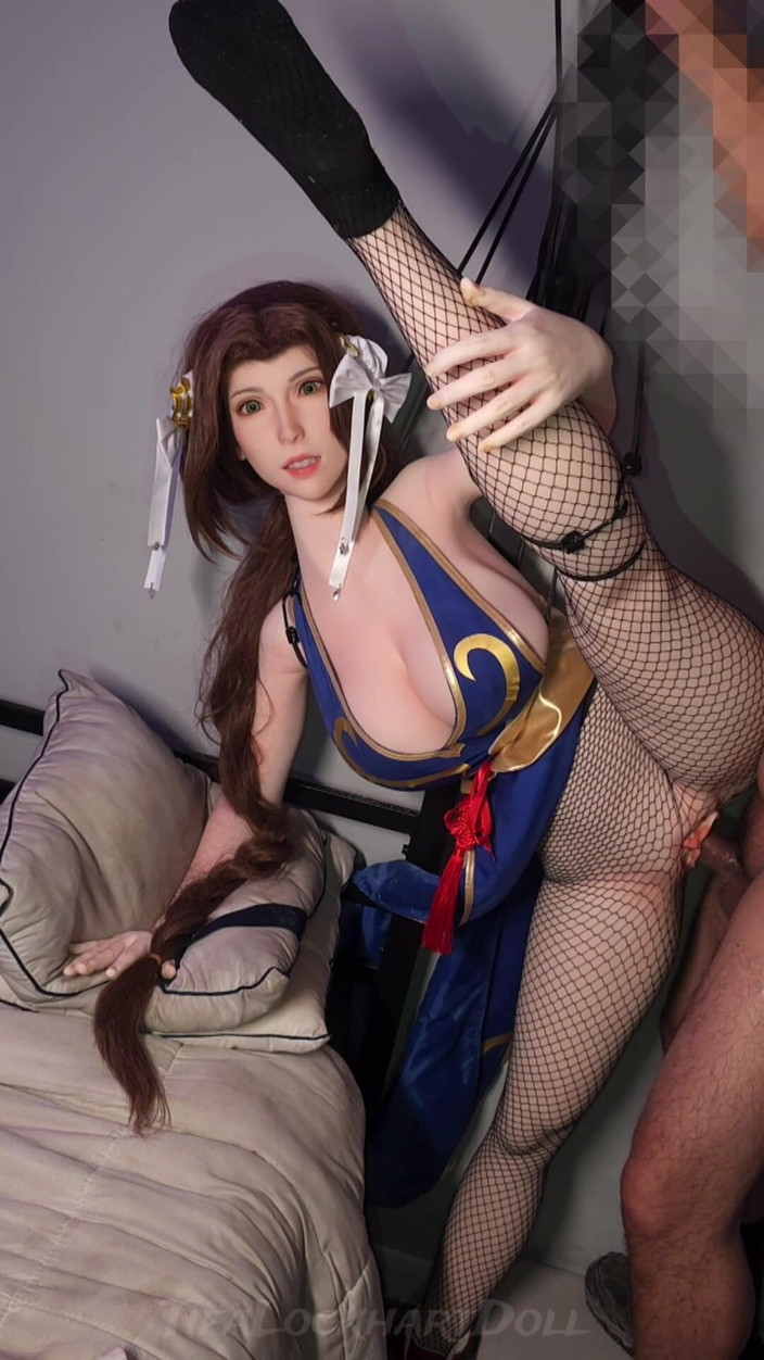 Tifa Lockhart doll: Aerith ha bisogno della tua assistenza per stretching nel suo...