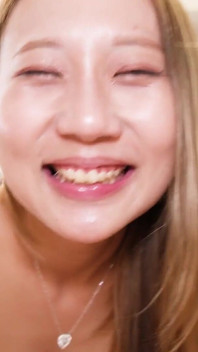漂亮的年轻女孩，megu nijie，她紧致的小阴户被狠操