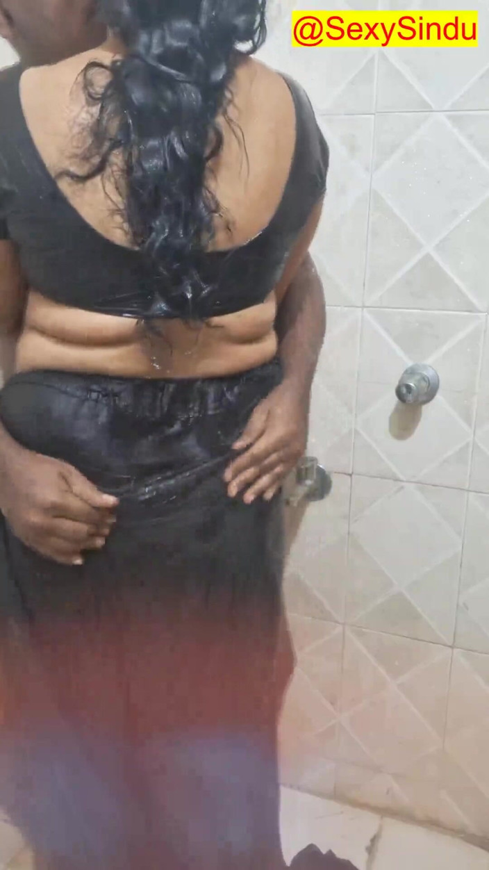 Sexy sindu: 印度人妻熟女穿着纱丽服洗澡
