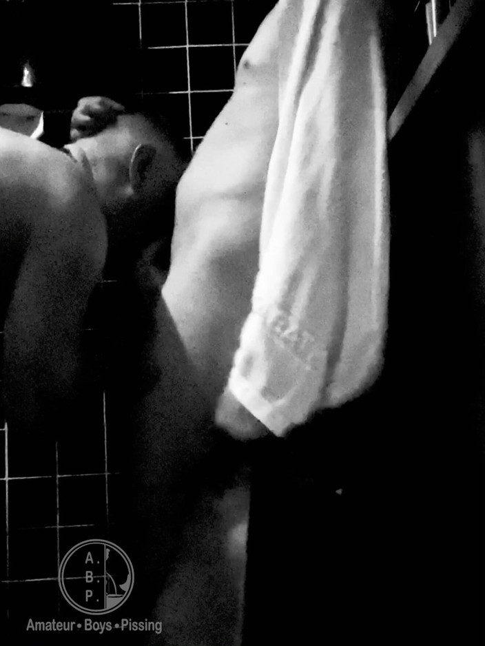 AmateurBoysPissing: Amateur schnelle begegnung auf öffentlichen toiletten - typ lutscht jungen