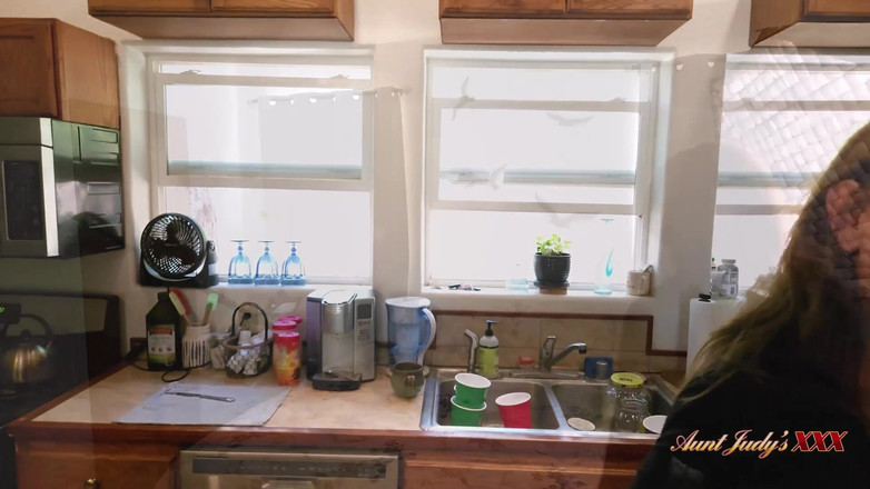 Aunt Judy's XXX: Auntjudysxxx - büyük memeli olgun amatör autumn teslimat yapan adamla ev...