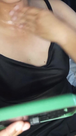 Atiqah jb: Atiqah si hraje se svými prsy, zatímco nosí krém