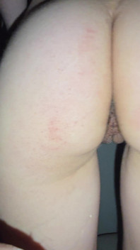Laura si sveglia a mezzanotte! E lei vuole sedersi con il suo bel corpo