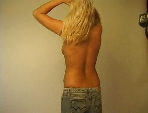 Flash Model Amateurs: Blonde loszka pozuje w gorącej białej bieliźnie