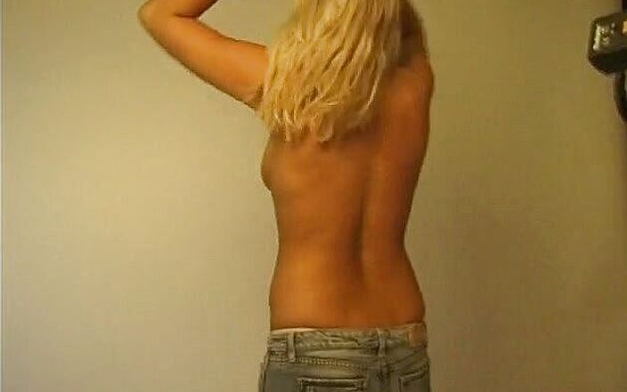 Flash Model Amateurs: Blonďatá holka pózuje v horkém bílém prádle