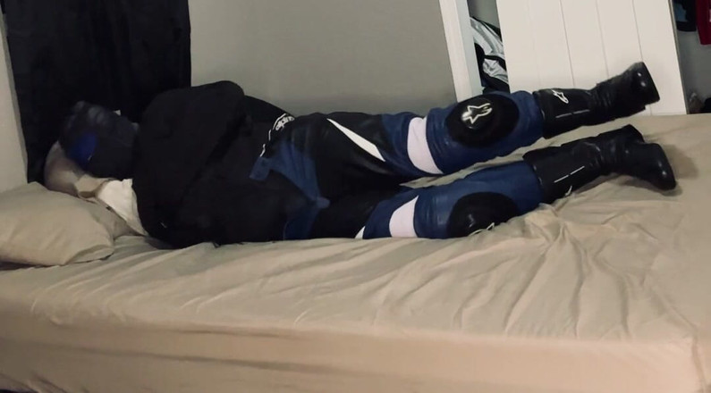 GearJock69: Pengendara motor pakai stoking ketat dan diikat