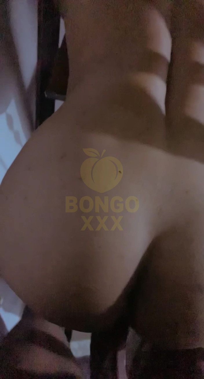 BongoXXX: Pantat tinnynya membuatku muncrat terlalu keras pada cewek memeknya
