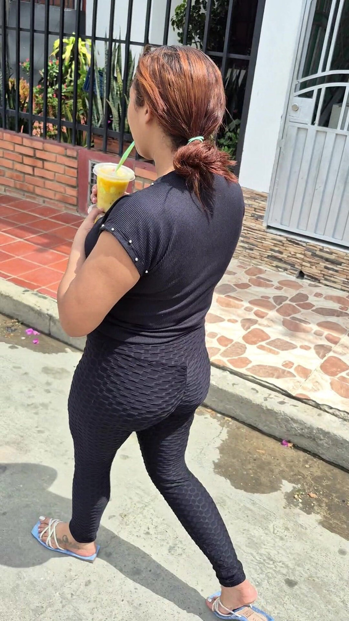 Pikaa6: 掃除嬢のために何か食べるものを買ってくれたら、彼女は感謝の気持ちでミルク入りの巨乳を見せてくれます