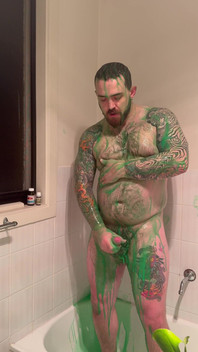 Baculatý medvěd se pokrývá slizem a honí si