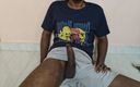 Sagars sexy nude video: Gorący seksowny młody facet robi mastrabuting w pokoju college&amp;#039;u