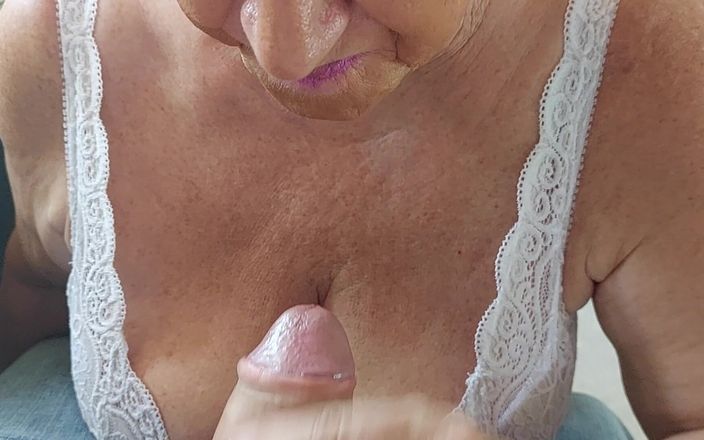 PureVicky66: हॉट नानी लंड चुसाई उसके विशाल स्तनों पर कामुक वीर्य शॉट में समाप्त होती है