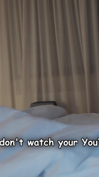 Nevlastní sestra šokována, když se nevlastní syn vystříká do nevlastní matky při sdílení sexu v posteli v hotelovém pokoji (feat. Kisscat)