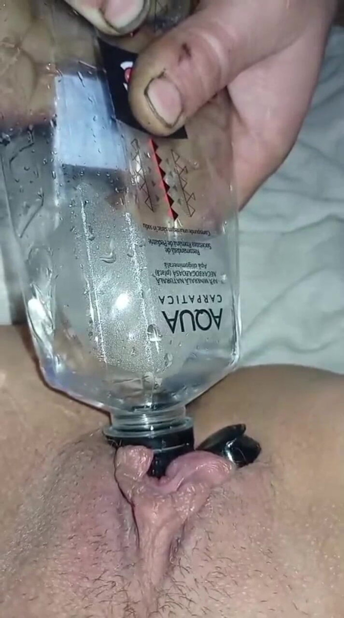 AgathhaA: Häll vatten ur en flaska i slidan