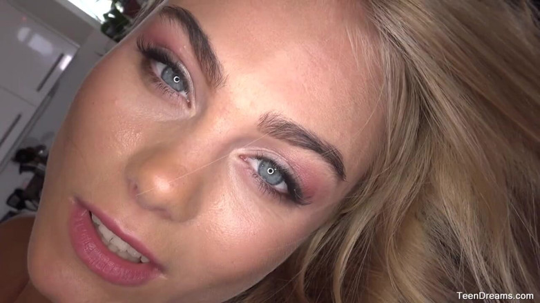 Teen Dreams: Desfrute de Nancy tirando a roupa na cozinha e dedilhando...
