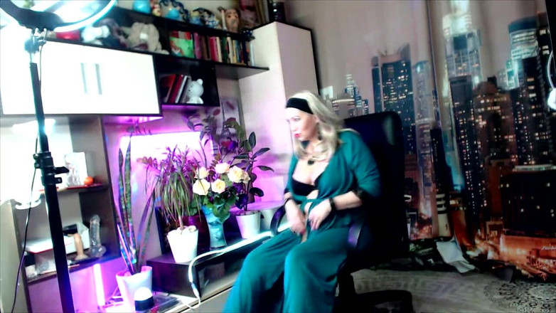 AimeeParadise: 변태 밀프의 젖은 미시 보지의 병!