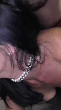 Le sexy milf Ella bella e sexy cleo si godono una gangbang party 2