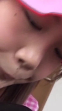 Morena madura en traje rosa toma facial masivo
