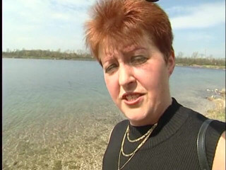 Lucky Cooch: Kurze haare, reife frau im freien, interview