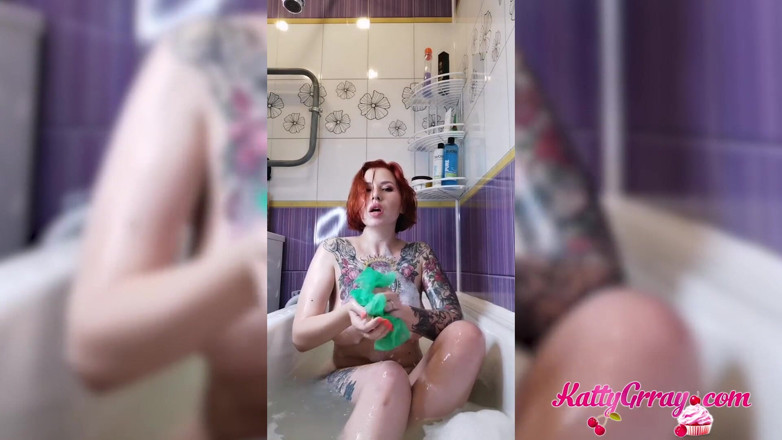Katty Grray: Mükemmel kızıl saçlı seksi vücudunu yıkıyor ve amına vibratörle mastürbasyon...