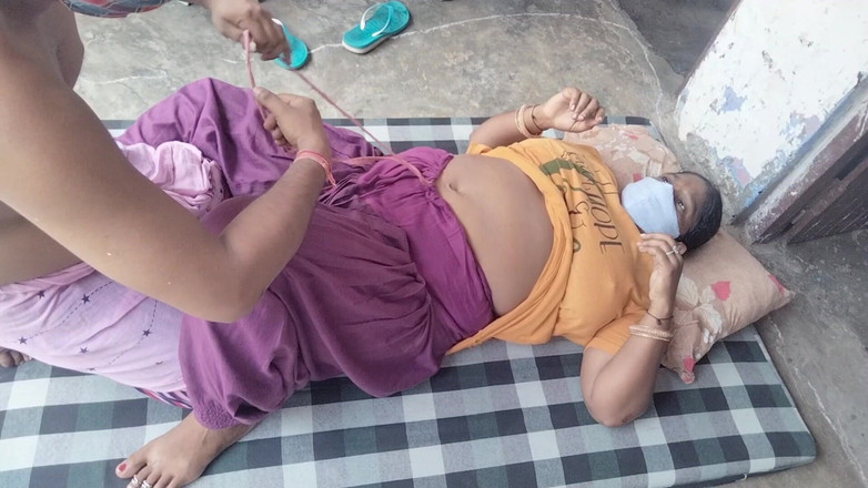 Yourgeeta8899: Placerade en kudde under Geetas röv och höjde båda hennes...