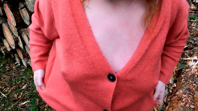 Bouncy Tits Action: Nahá baculatá prsa na Wood Pile