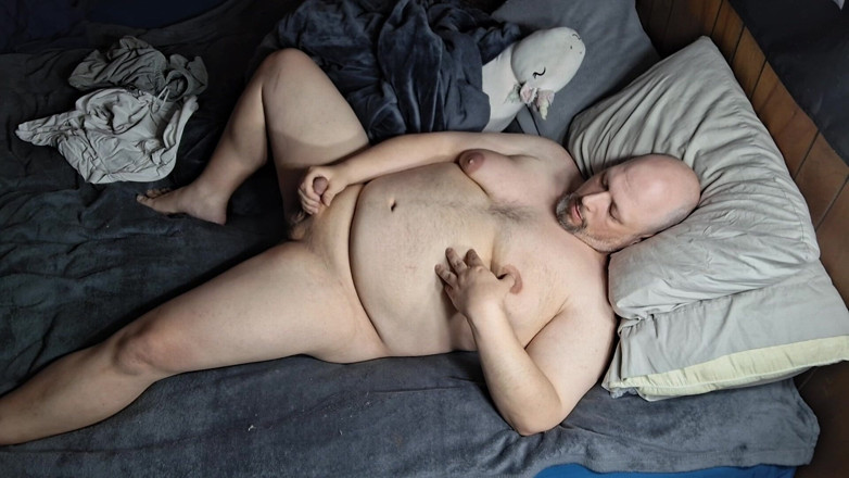 Printsofallsayings: Un mec pulpeux se couche dans son lit et jouit