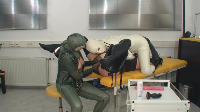Rubber & Clinic Studio - 1ATOYS: Cul pervers en caoutchouc