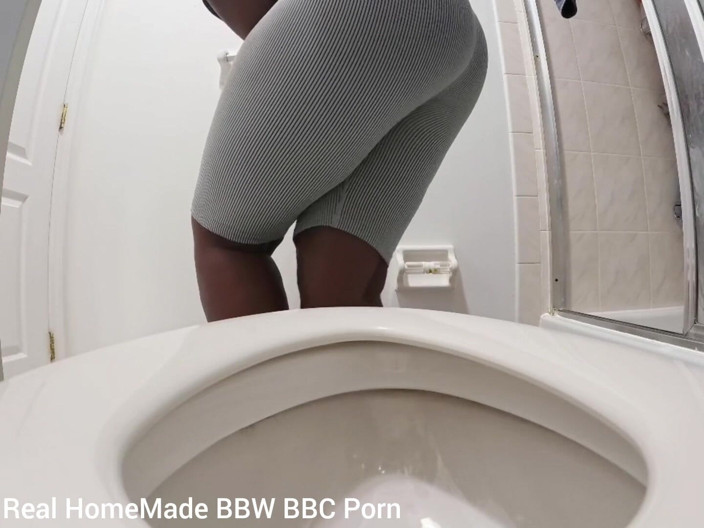 Super sexy ebony cuties: Disperată după un pișat cât pot să mă piș în toaletă