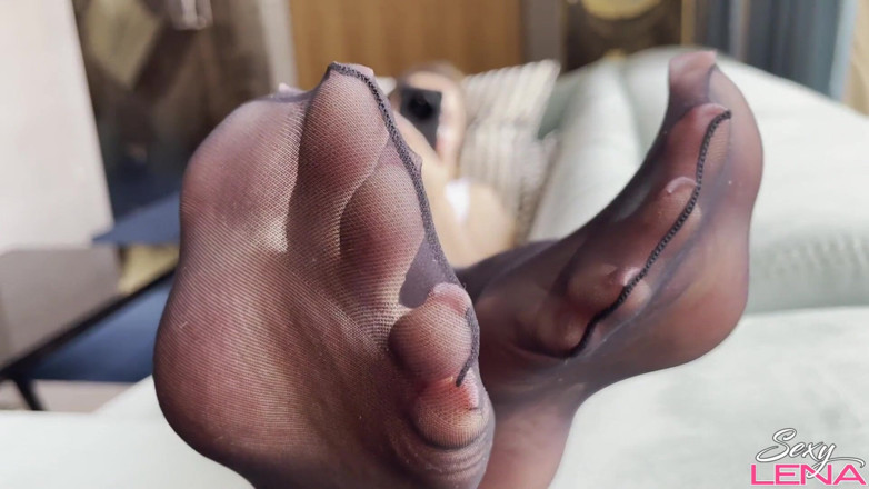 Goddess Lena: Wytrysk na czarny nylon sox