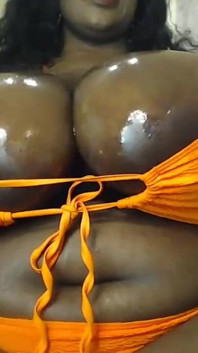 La sSBBw nera prende in giro con le sue tette grasse