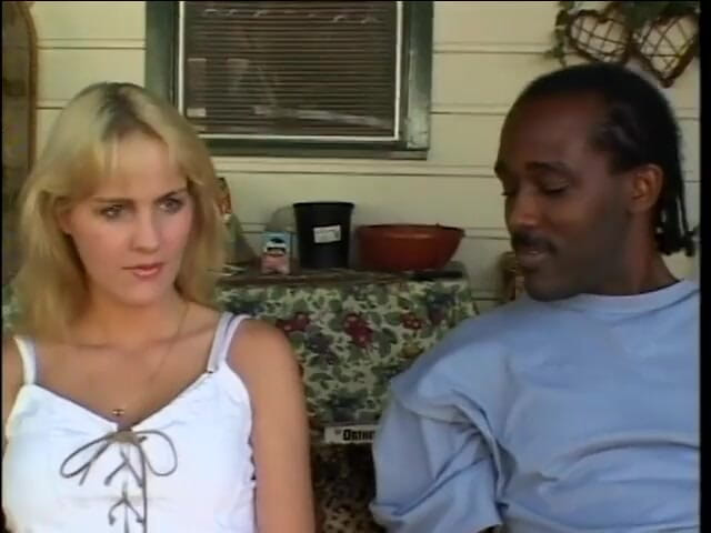 First Black Sexperience: いたずらなブロンドのかわいこちゃんレベッカスターは、彼女のお尻ベイに黒いアンカーで落とされて楽しんでいます