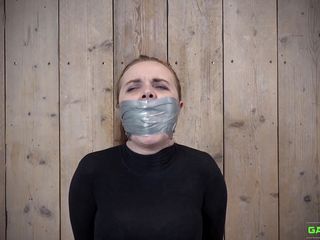 Gag Attack!: Roxy - клейкой лентой ПВХ с кляпом во рту