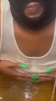 Mi esposo meando por todas mis grandes tetas