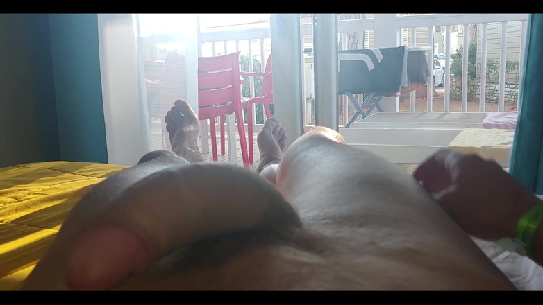 Boy jerking off: Băiatul se masturbează 