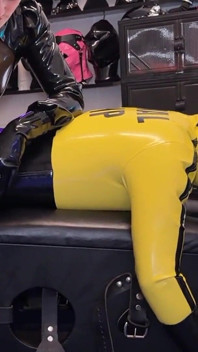 Mistressae y Princesa muñeca de goma de látex: paja, impacto y respiración de meada