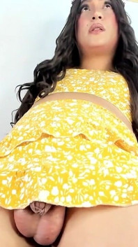 Krásná Aline flirtuje a hraje si se svým velkým tlustým penisem