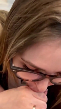 La matrigna miLF sorprende il figliastro a masturbarsi