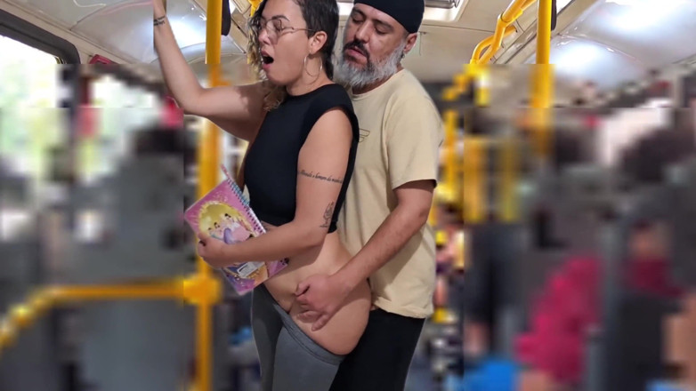 Gabi SweetCouplesStories: La studentessa troia si fa sborrare sul bus